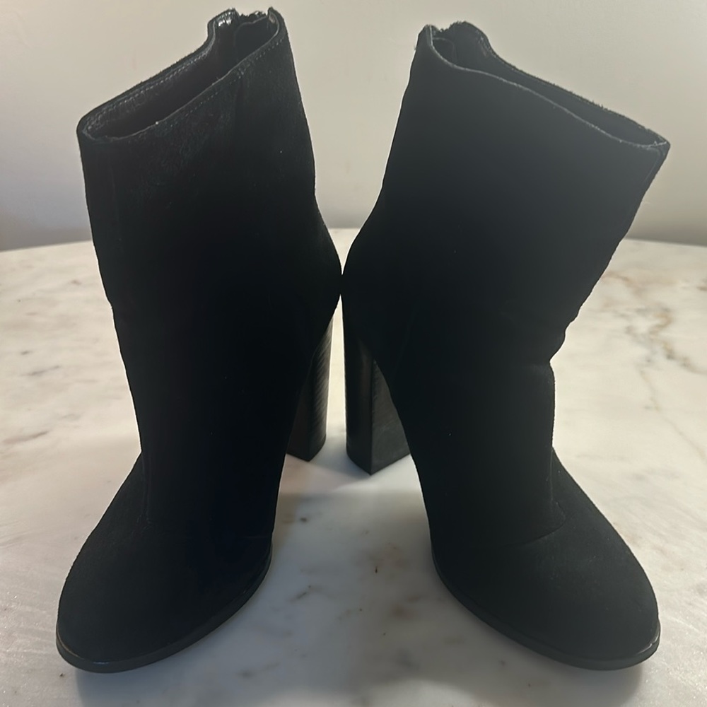PURE NAVY VESTUDAS Black suede ankle bootie